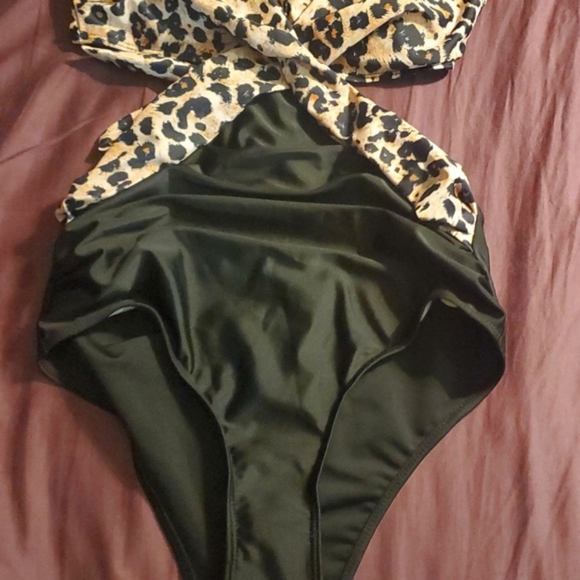 Bathingsuit, bikini, beachwear, swimwear, swimsuit, one piece, suit, beach, pool - Picture 13 of 17